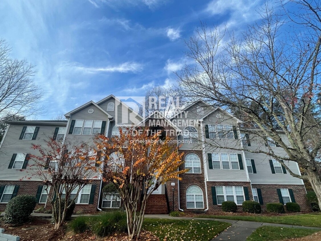 Foto principal - Deacon Ridge Gated Community 2BR/2BA Condo...