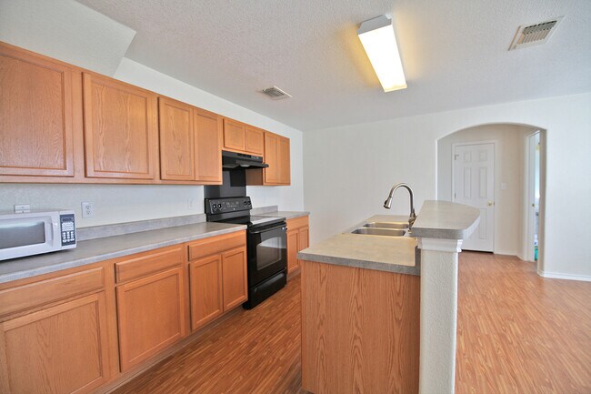 Foto del edificio - 3 BR HOME FEATURING AN ISLAND KITCHEN IN N...