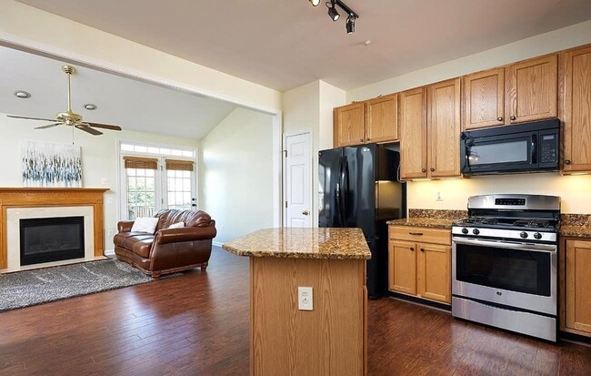 Building Photo - Beautifully maintained brick townhouse in ...