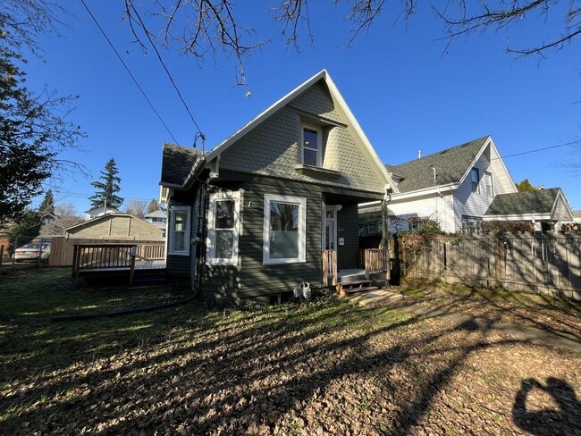 Building Photo - Updated Portland Home Featuring LVP Flooring, Modern Stainless Appliances, and Soaking Tub