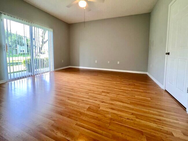 Building Photo - 320 Crestwood Cir