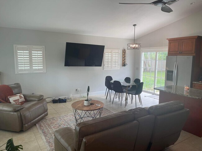 Foto del edificio - 240 SE Tressler Dr