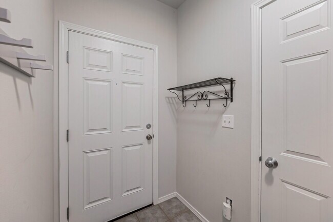 Foto del edificio - Looking for a place to call home, look no further.  Move-in ready, call and schedule a showing.