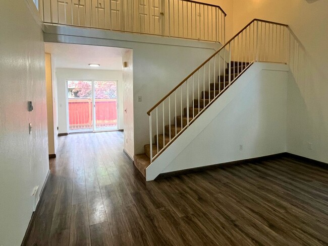 Building Photo - (BRO) 2 Bedroom/2 Bathroom with a Loft