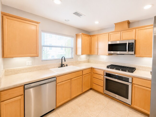 Foto del edificio - Spacious 3BR Townhome with Solar, Home Gym & 2-Car Garage