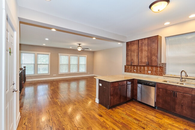 Building Photo - 1607 W Farwell Ave