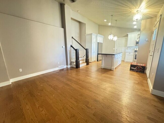 Foto del edificio - 4 bed 2 bath 2 car garage. Dog Friendly
