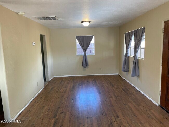 Building Photo - 1622 W Lynwood St