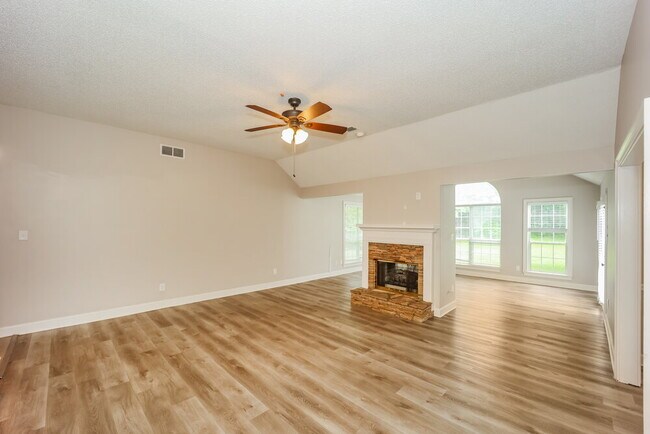 Foto del edificio - 130 Woodlake Dr