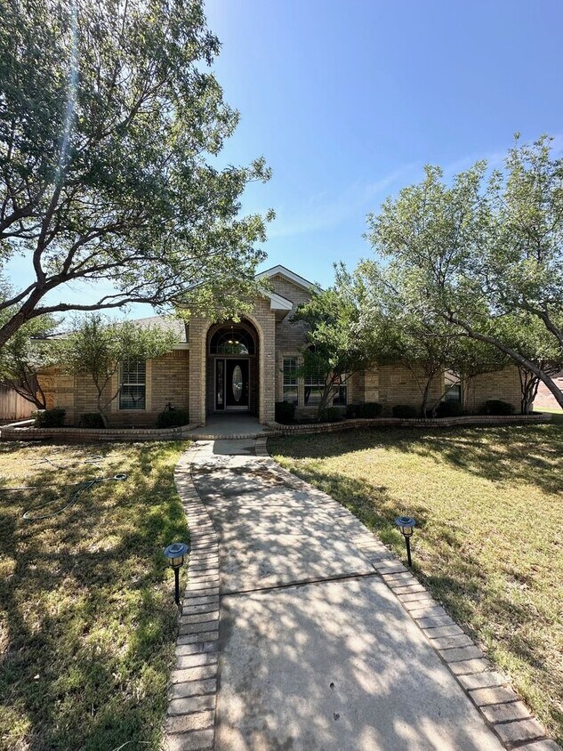 Foto principal - 4 Bed 3 Bath Ready to Rent ASAP!