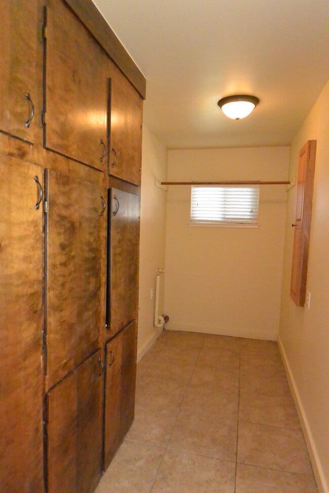 Building Photo - 3 Bedroom 2 Bathroom Home in SW Visalia close to shopping and restaurants!