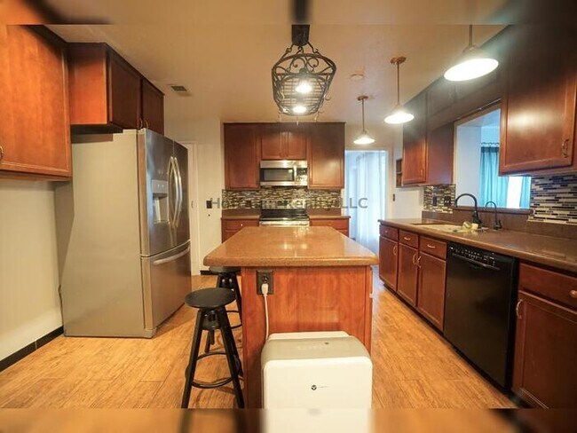 Building Photo - 4-Bedroom, 2- Bath, Pool Home in South Tampa