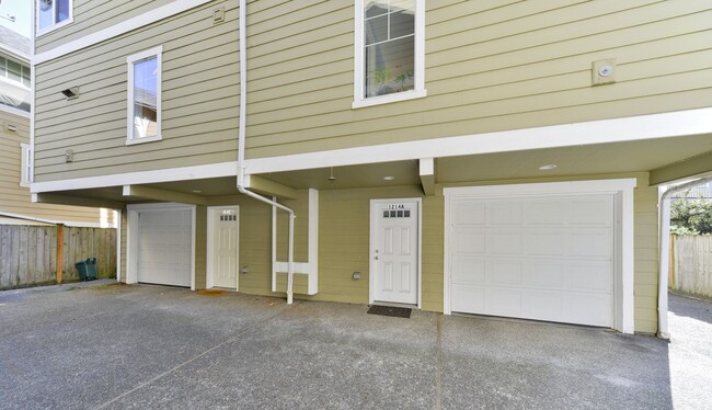 Building Photo - Nice 3 beds/ 2 baths Townhouse In Greenwood!