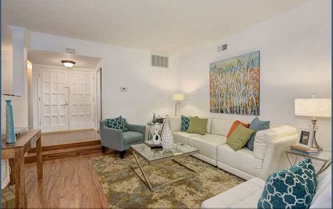 Living room, front entrance - 14144 Dickens St