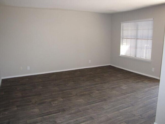 Foto del edificio - 2211 W N Loop Blvd