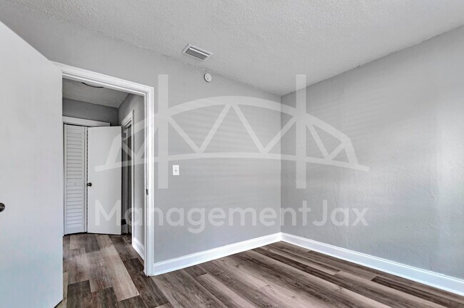 Building Photo - 1536 W 10th St