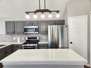 Building Photo - 2118 Creston Dr