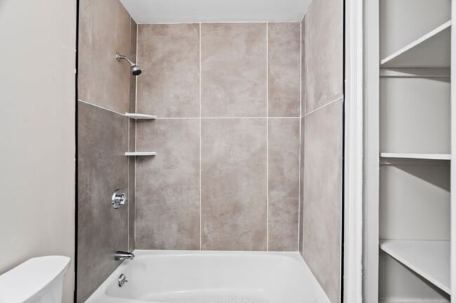 Foto del edificio - Beautifully Renovated 1 Bed Apartment in Cranston