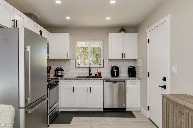 Building Photo - 2 br, 1 bath Duplex - 3944 Apple Blossom W...