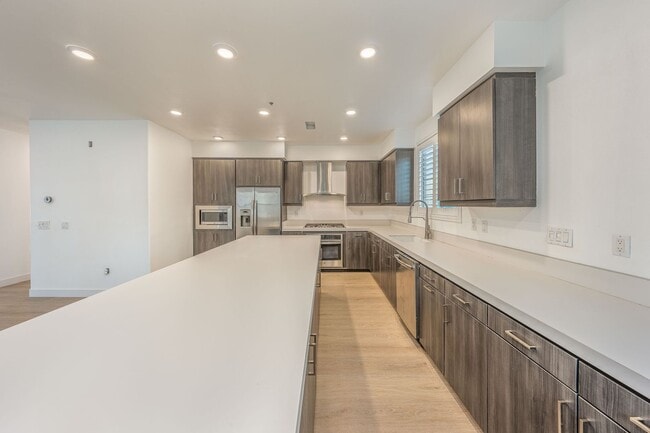 Building Photo - 216 Paramount