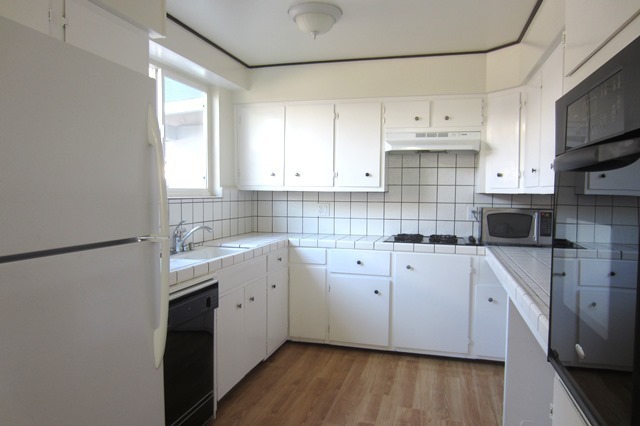 Building Photo - Cute Single Family Home, Wood Flooring, Fr...