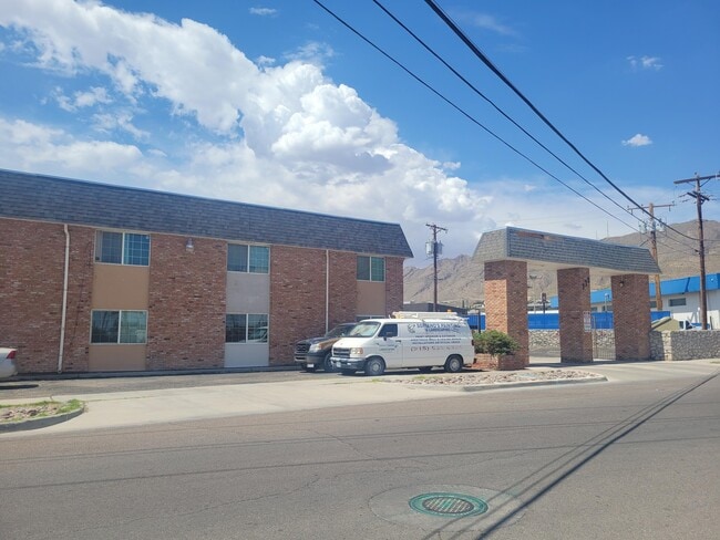 Building Photo - 333 Eubank Ct