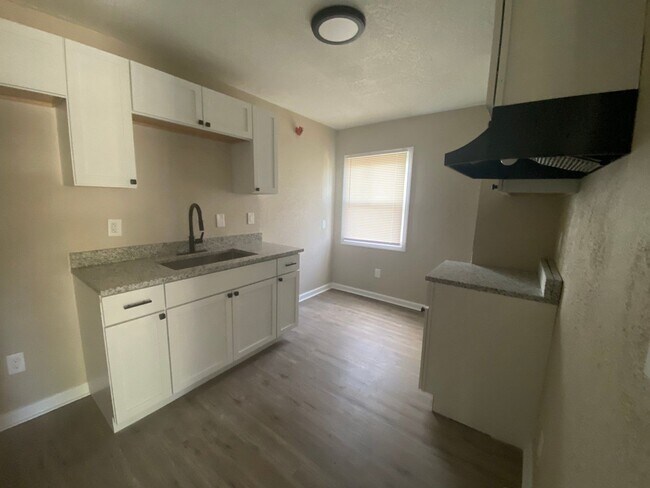 Building Photo - Freshly Renovated 2-Bedroom Home – Quality...