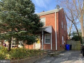 Building Photo - 300 S Veitch St