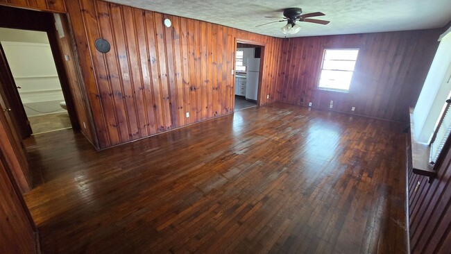 Building Photo - 2 Bedroom Home - Detached Garage!