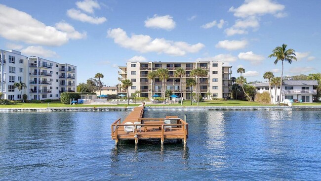 Building Photo - 1202 S Lake Dr