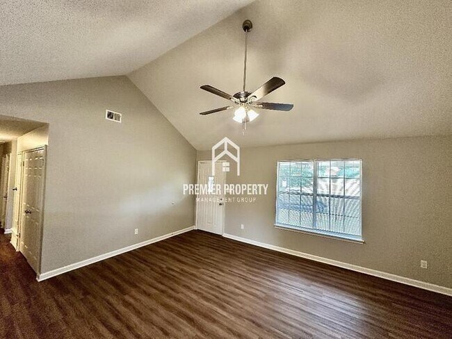 Foto del edificio - 5475 Stephen Forest Rd