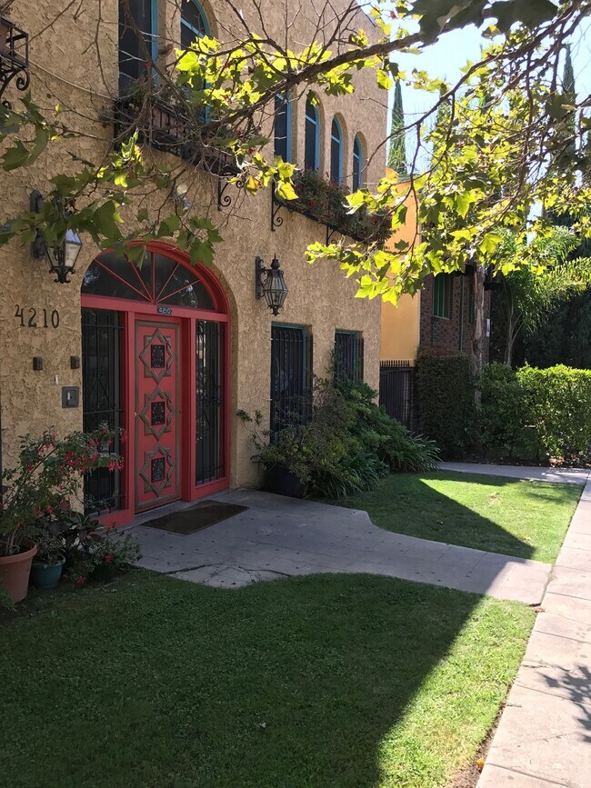 Puerta principal - 4210 W Adams Blvd