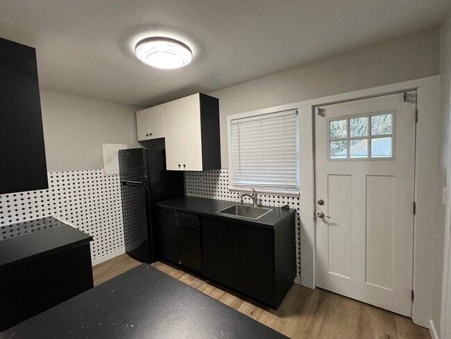 Building Photo - r3008unanderavev