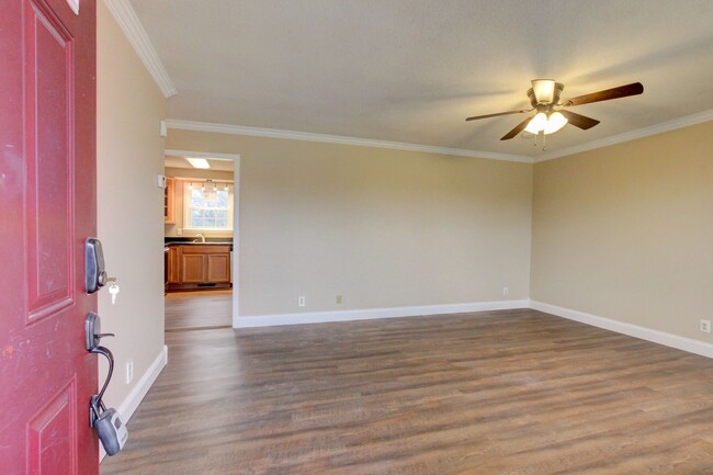 Building Photo - Fresh and Clean 4 bed Near Ft Campbell and...