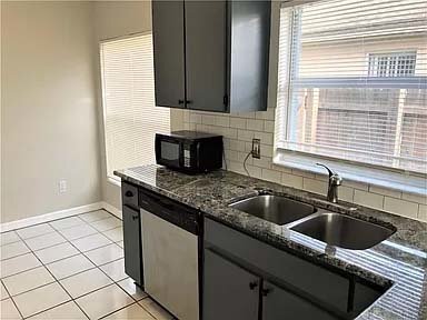 Foto del edificio - WONDERFUL 3 BED, 2 BATH, LOCATED IN THE QU...