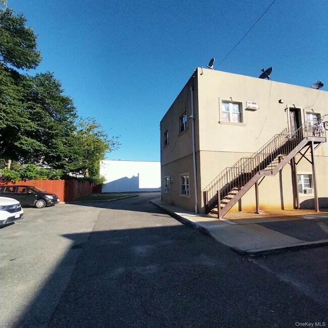 Foto del edificio - 884 Nassau Rd