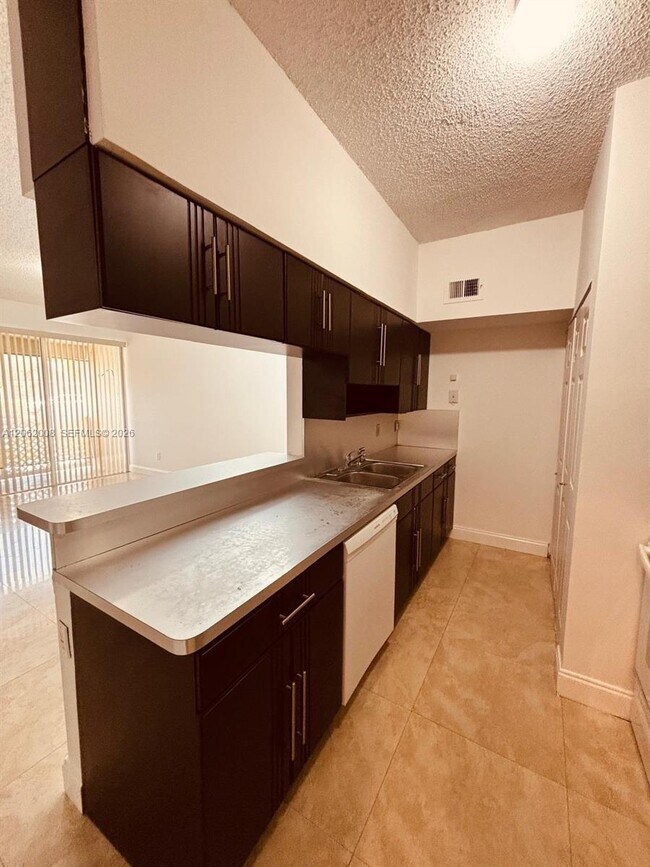 Foto del edificio - 18342 NW 68th Ave