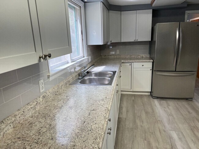 Building Photo - 4 bedrooms 2 full bathrooms for rent