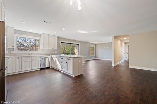 Building Photo - 1704 Lakecliffe Dr