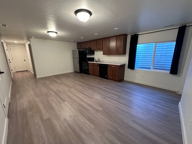Building Photo - 933 E Blackfeet Dr