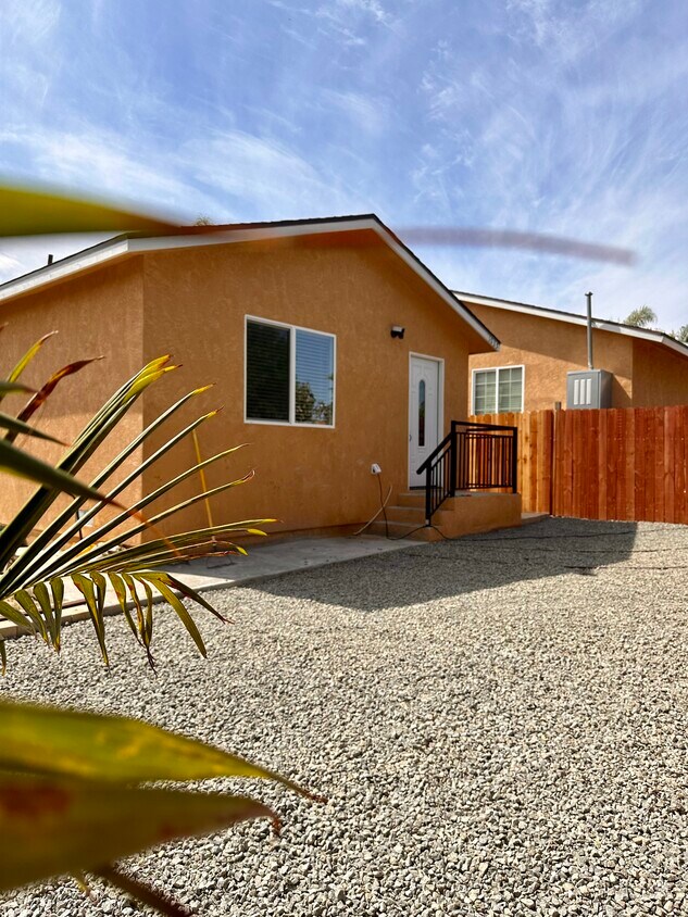 Front door&Private Yard - 1031 Beverly St