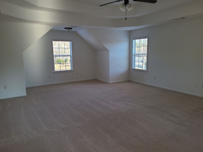 Building Photo - 5 bedroom/4 bathroom home available to rent in Fortson!