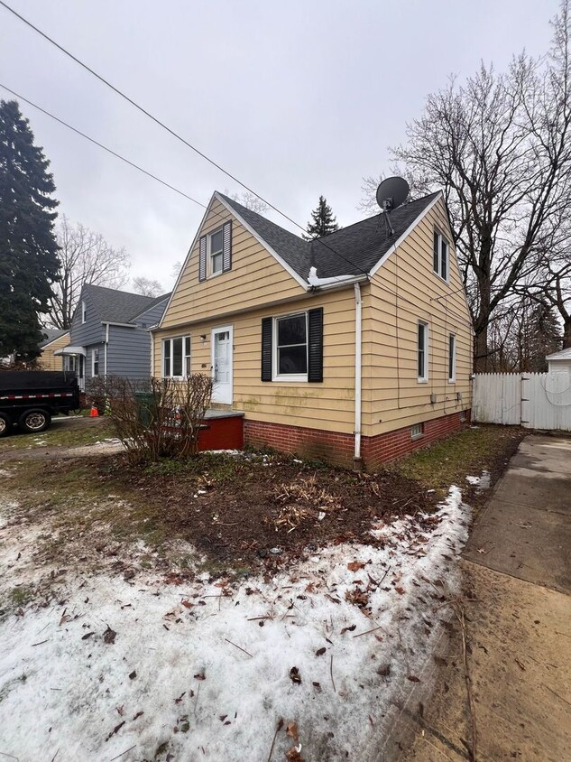 Primary Photo - Section 8 Accepted! Cozy 3-Bedroom Home in...