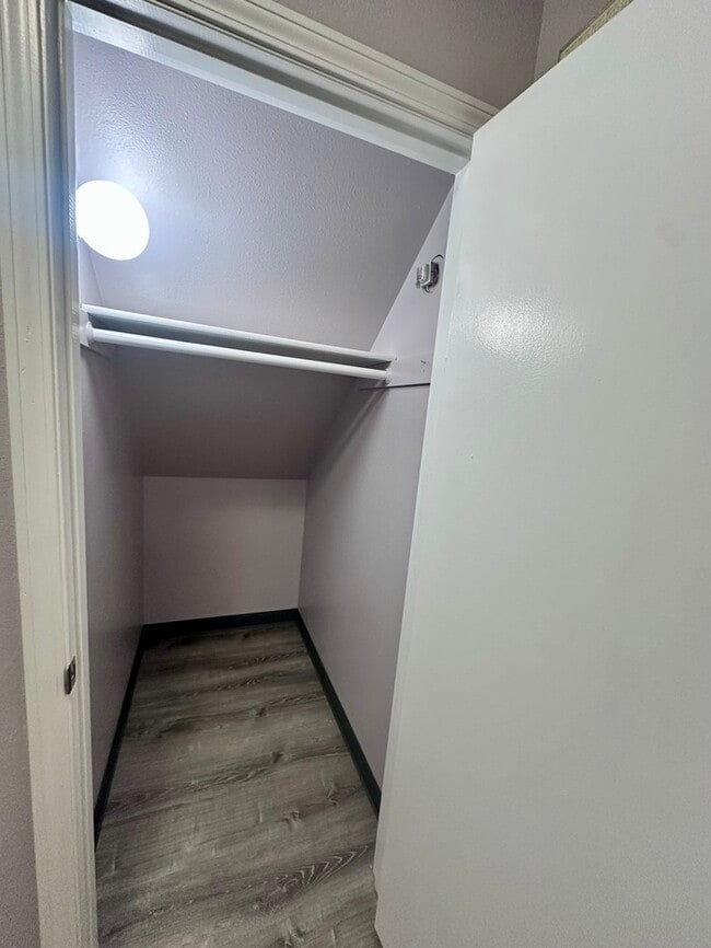 Foto del edificio - Charming & Spacious 3-Bedroom Duplex in the Heart of Highland!