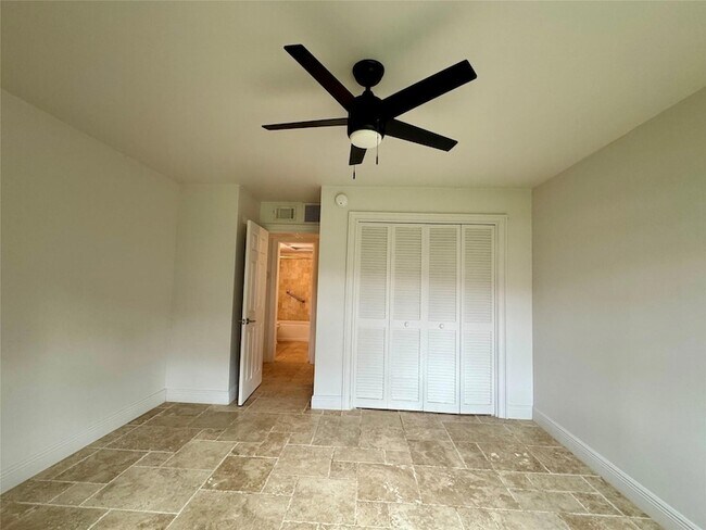 Foto del edificio - 124 NE 19th Ct