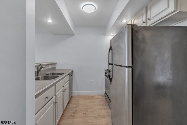 Foto del edificio - 103 S Grove St