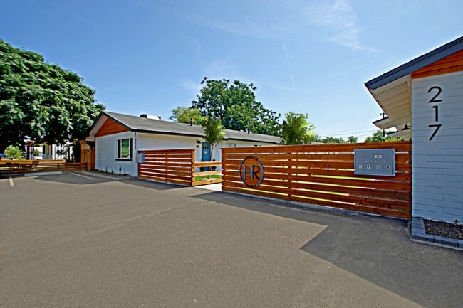 Building Photo - 221 N Elm St