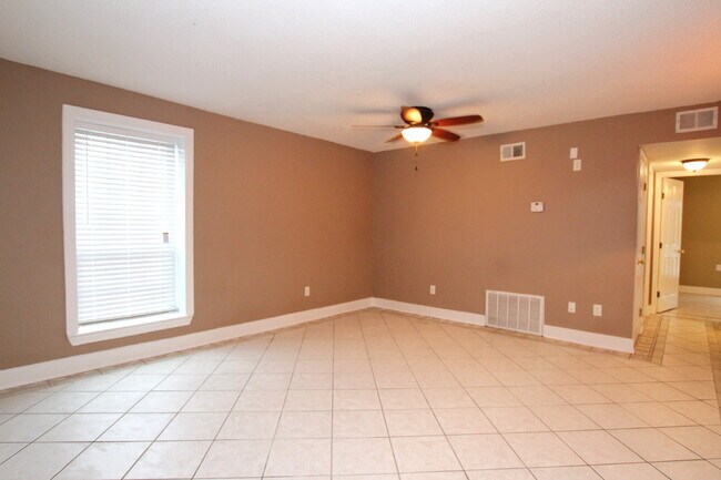 Foto del edificio - Coastal Condo Living with Pensacola Bay Views, Waterfront Pool Access & Prime Location Near Downt...