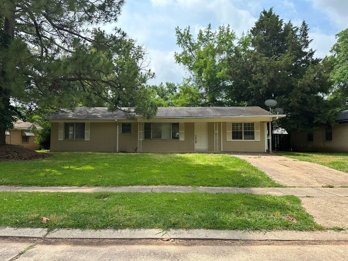 Primary Photo - Updated 3 Bedroom home in Central Park