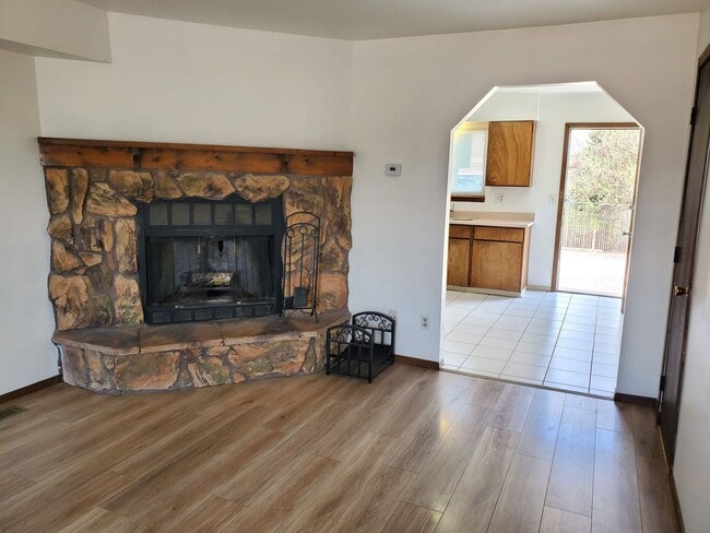 Building Photo - Townhome with 2 bedrooms, 1.5 bath - Avail...